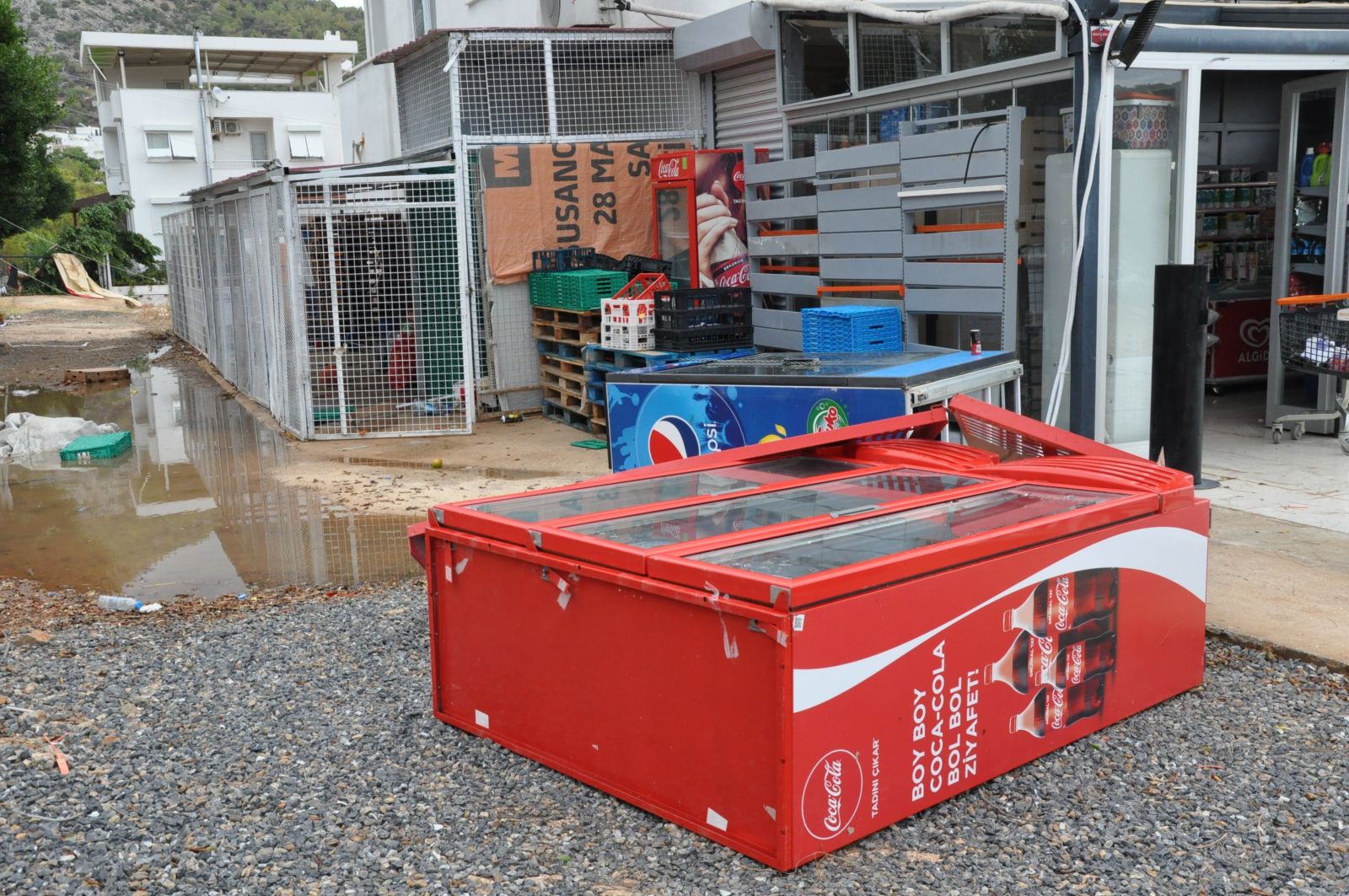 Silifke'de hortum tekneleri batırdı, ağaçları kökünden söktü, çatıları uçurdu Silifke'de hortum tekneleri batırdı, ağaçları kökünden söktü, çatıları uçurdu