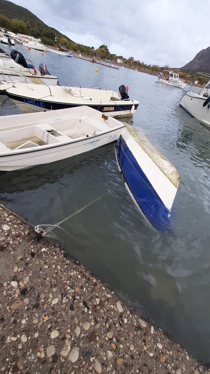 Silifke'de hortum tekneleri batırdı, ağaçları kökünden söktü, çatıları uçurdu Silifke'de hortum tekneleri batırdı, ağaçları kökünden söktü, çatıları uçurdu