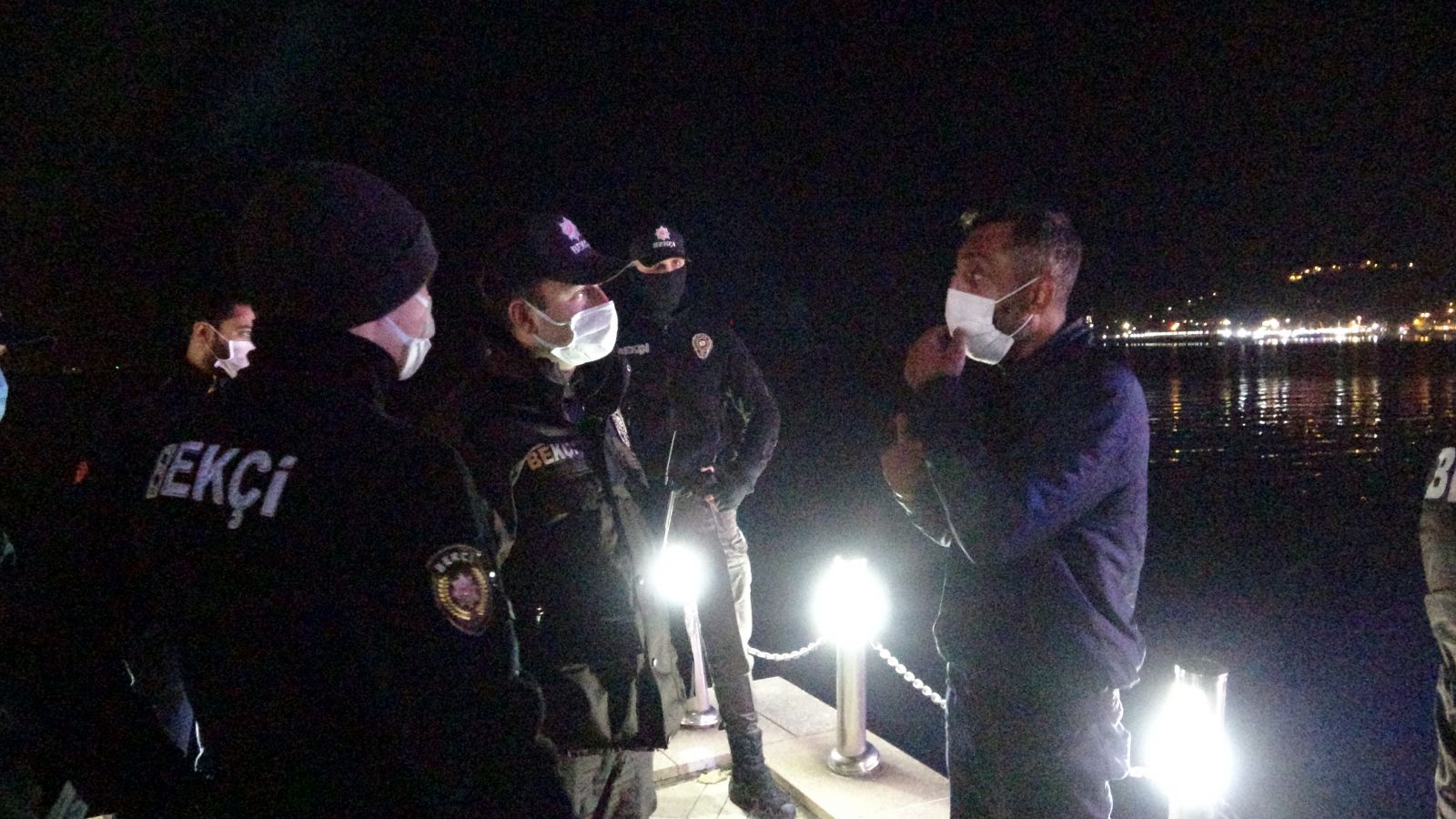 Köprü ayağına yapıştırılan not bekçileri alarma geçirdi