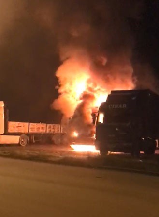 Tırın kupasında yangın çıktı, başka bir tırın brandasına da sıçradı Tırın kupasında yangın çıktı, başka bir tırın brandasına da sıçradı