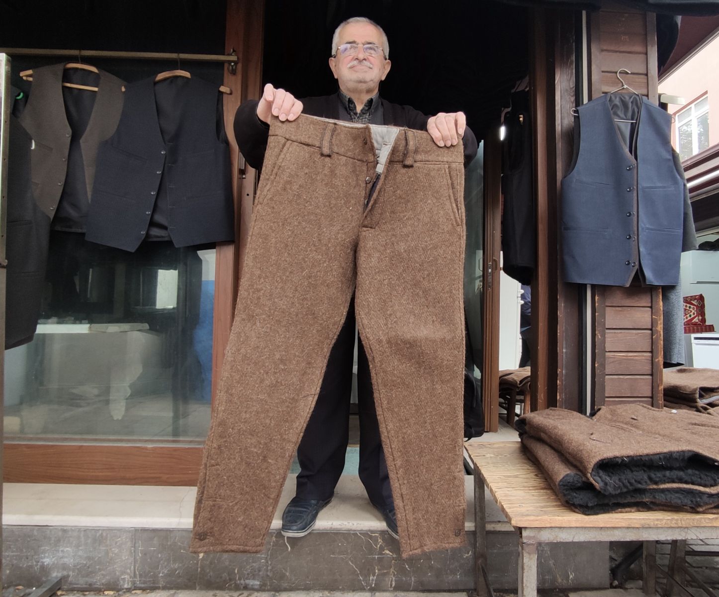 Eskinin abası şimdinin modası! Çobanların giydiği abalar her kesimden ilgi görüyor