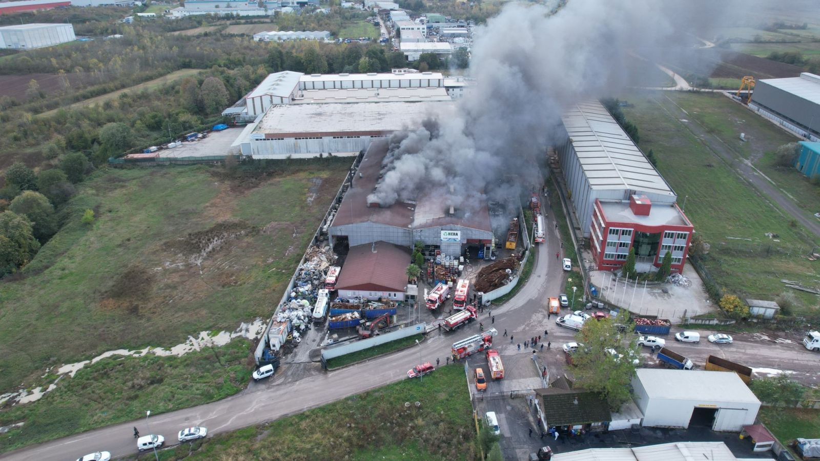 Kocaeli'nde geri dönüşüm fabrikasında yangın