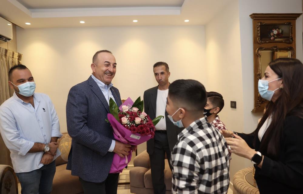 Bakan Çavuşoğlu, Beyrut’taki Türk vatandaşları ile bir araya geldi
