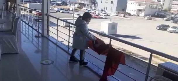6 yaşındaki kızın bayrak sevgisi duygulandırdı 6 yaşındaki kızın bayrak sevgisi duygulandırdı