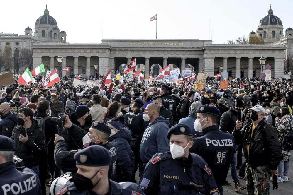 Avusturya’da sokağa çıkma yasağı protesto edildi! Avusturya’da sokağa çıkma yasağı protesto edildi!