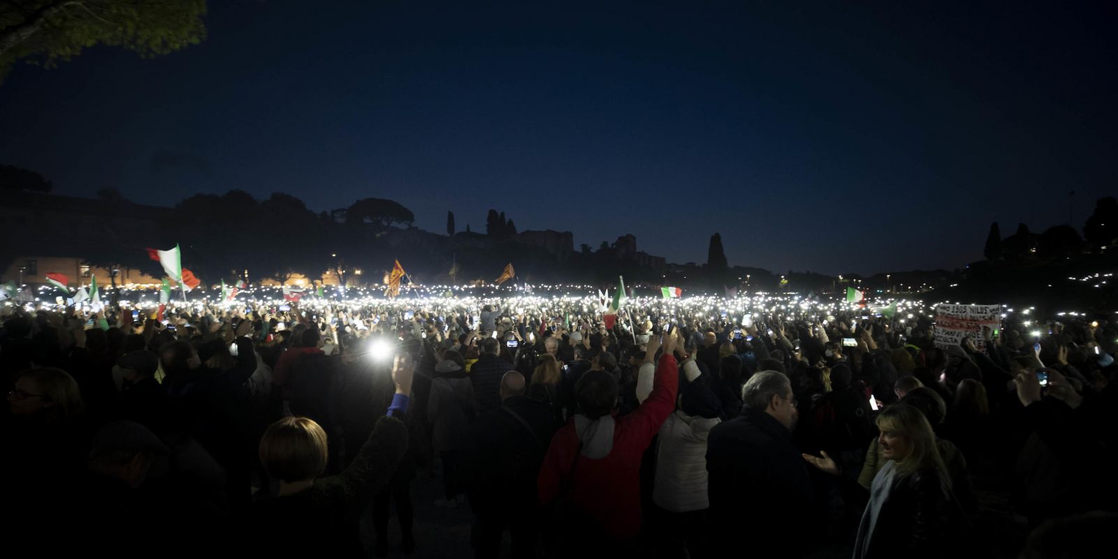 İtalya’da binlerce kişi Yeşil Geçiş sertifikasını protesto etti