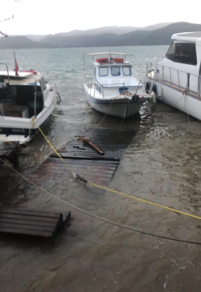 Akyaka'da lodos teknelerde hasara yol açtı