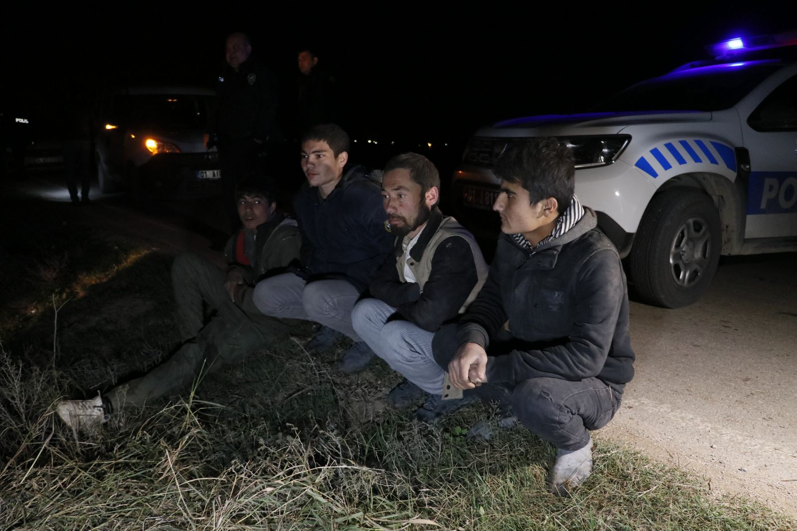 Kaçak göçmenleri taşıyordu: Polisten kaçmak isterken pamuk tarlasına devrildi Kaçak göçmenleri taşıyordu: Polisten kaçmak isterken pamuk tarlasına devrildi