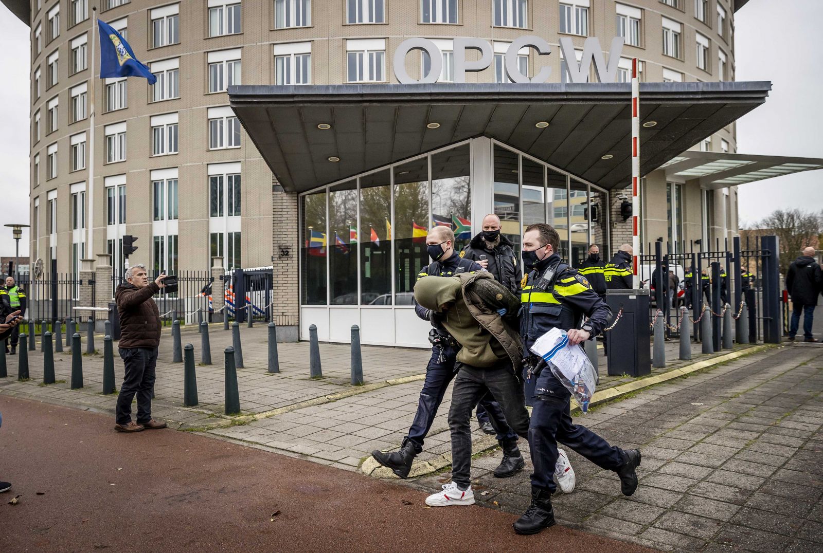 Hollanda'da bina basan 50 PKK yandaşı yakalandı Hollanda'da bina basan 50 PKK yandaşı yakalandı