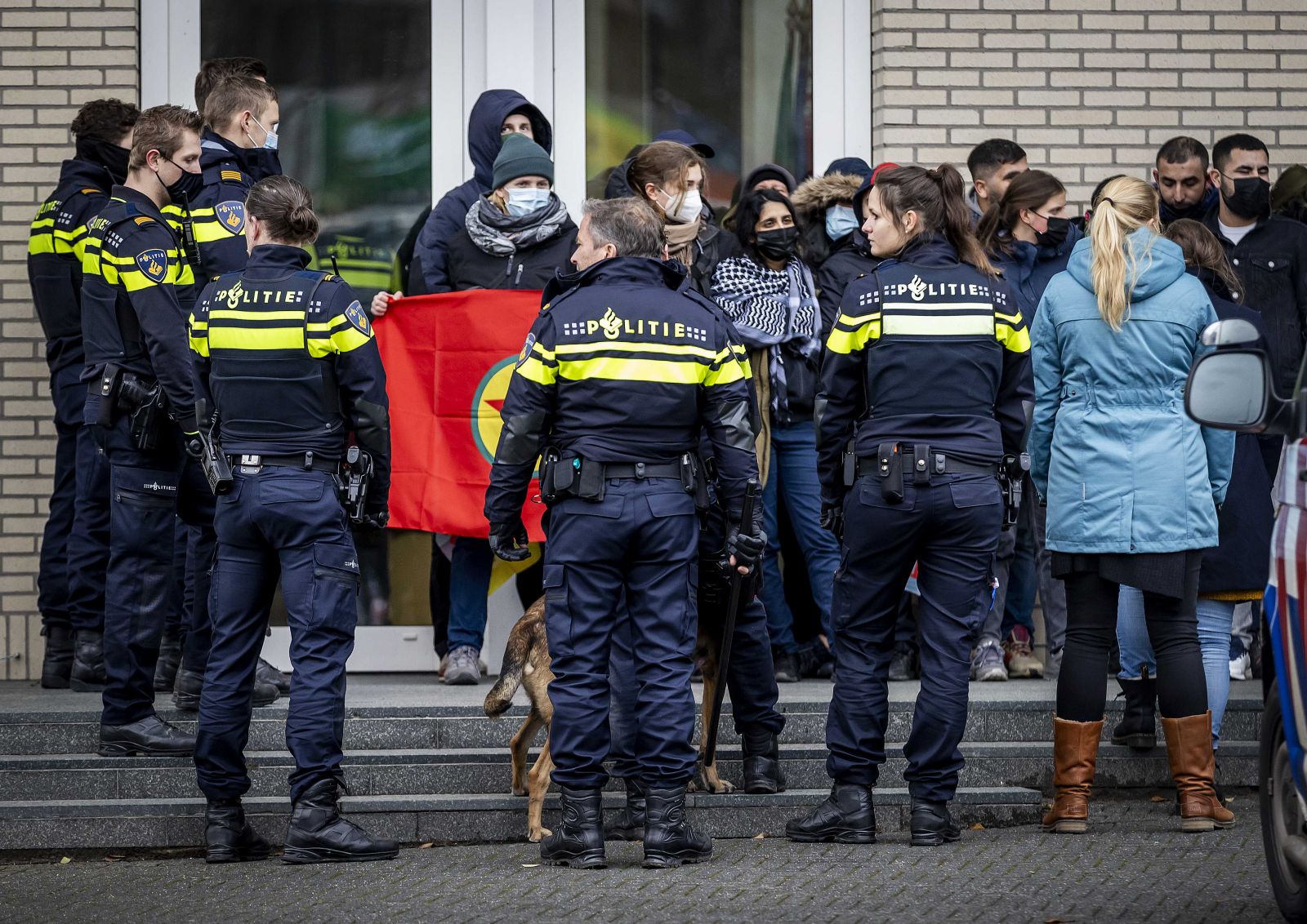 Hollanda'da bina basan 50 PKK yandaşı yakalandı Hollanda'da bina basan 50 PKK yandaşı yakalandı