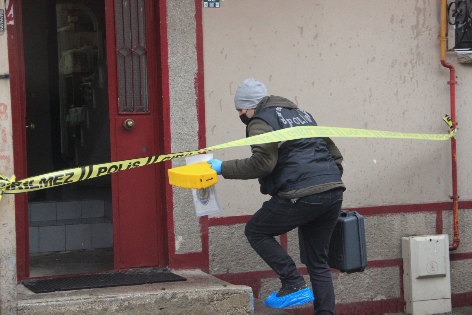 Meraklı hurdacının bulduğu patlayıcılar elinde patladı