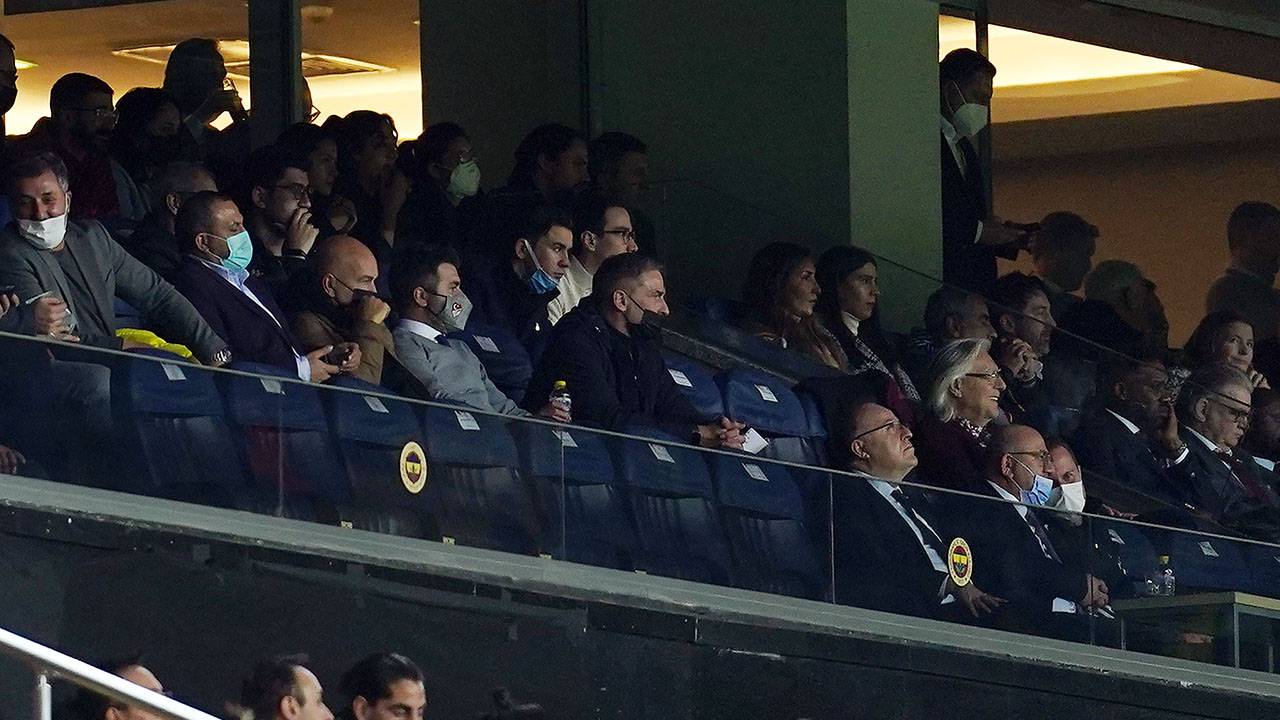 Kadıköy'de Okocha sürprizi Kadıköy'de Okocha sürprizi