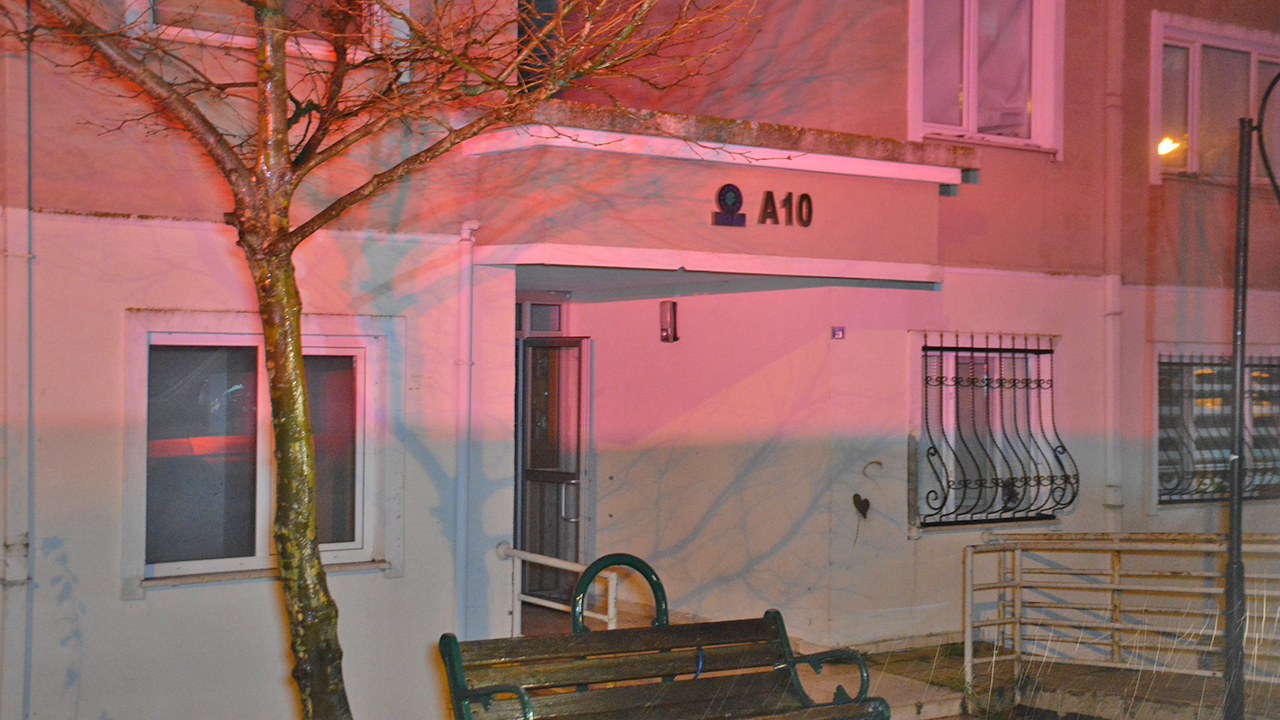 Bir anne 3 aylık bebeğinin önünde kendini astı Bir anne 3 aylık bebeğinin önünde kendini astı