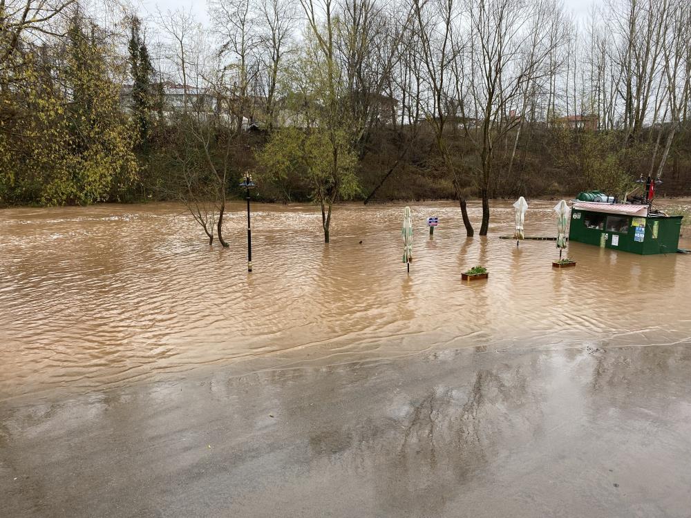 Sağanak yağış ırmak seviyesini yükseltti, yollar kapandı
