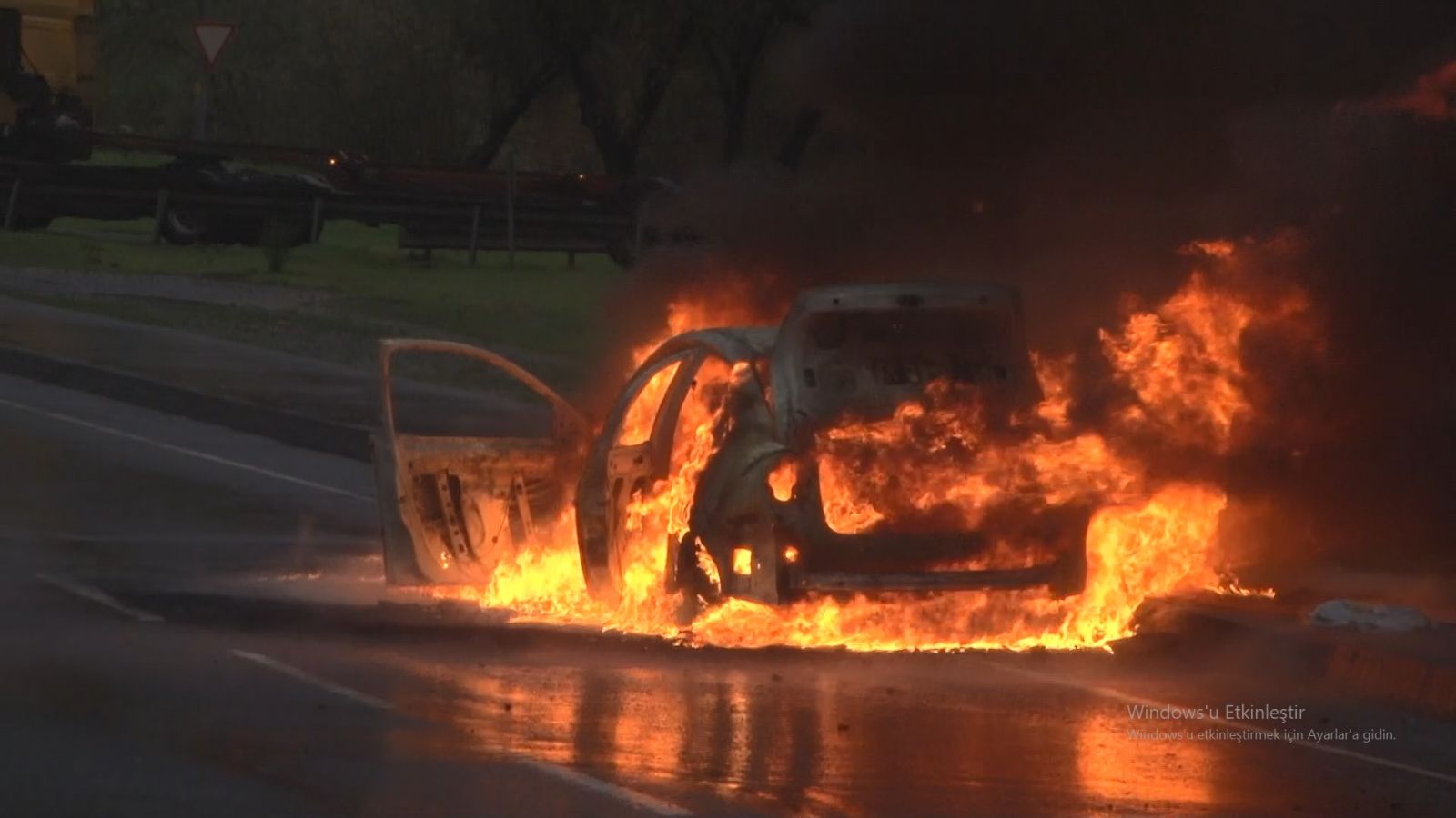 E-5'te bir araç alev aldı! Trafik durma noktasına geldi