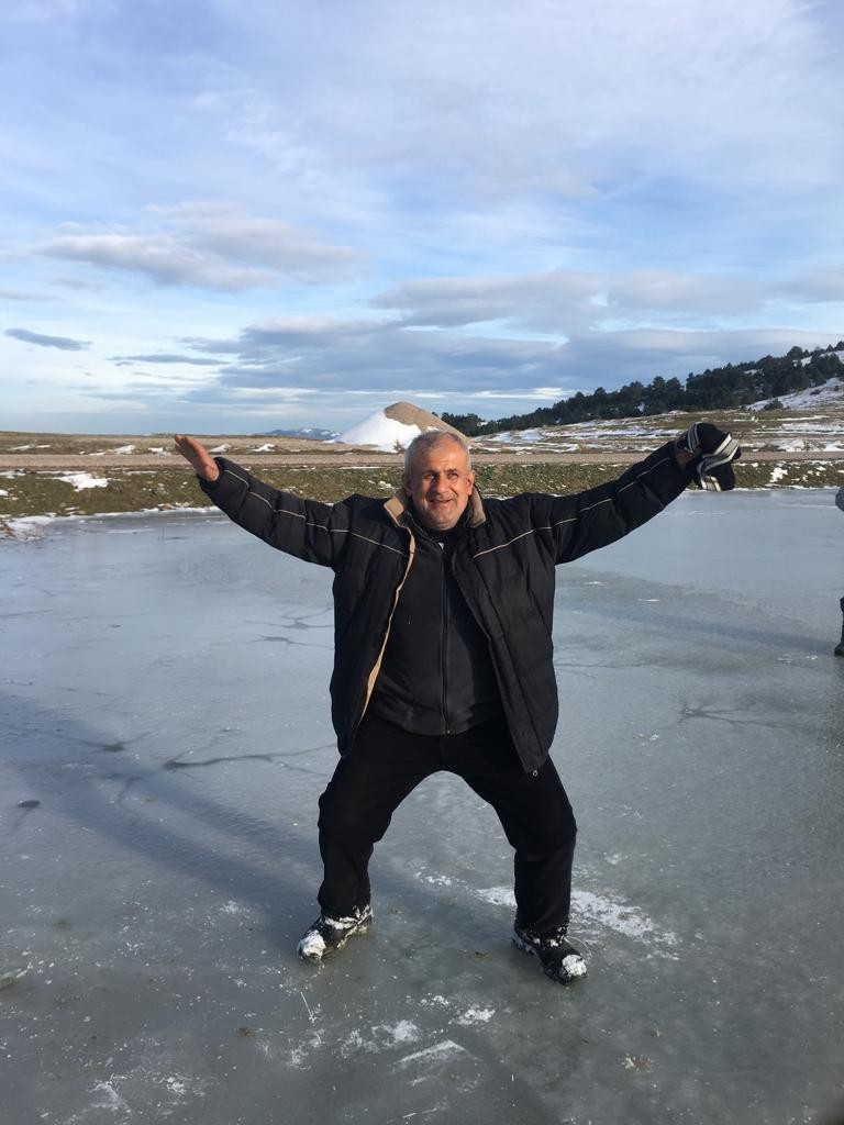 Buz tutan gölde semaver keyfi: Önce bisiklete bindiler sonra çay içtiler