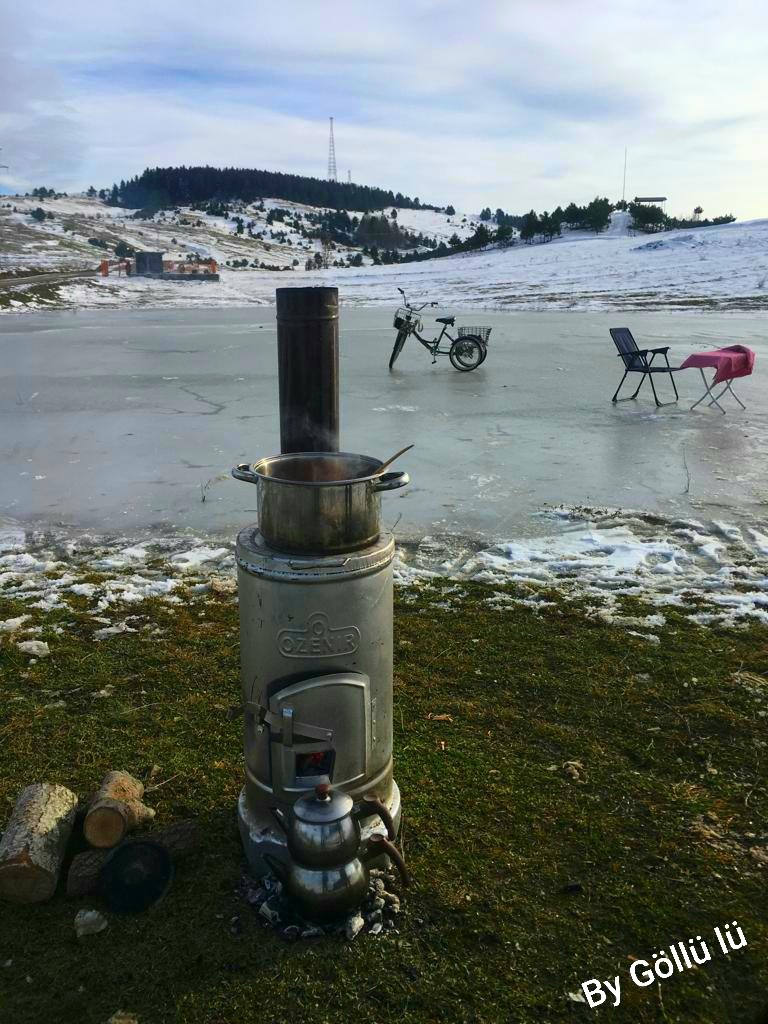 Buz tutan gölde semaver keyfi: Önce bisiklete bindiler sonra çay içtiler