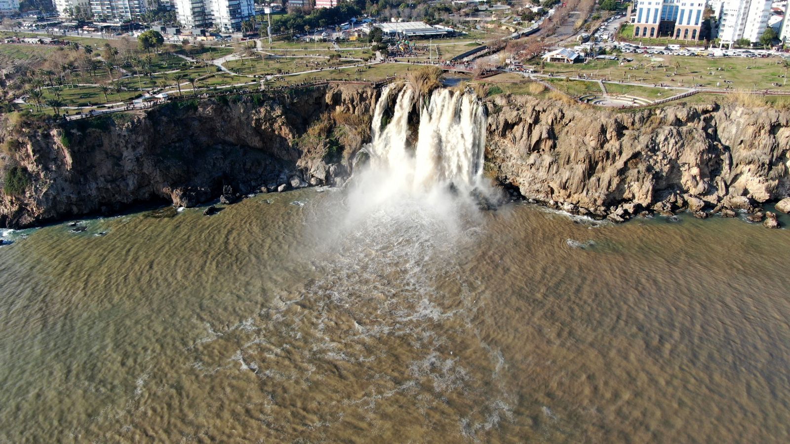 Dünyaca ünlü şelale fırtına sonrası adeta çamur çağladı! Dünyaca ünlü şelale fırtına sonrası adeta çamur çağladı!