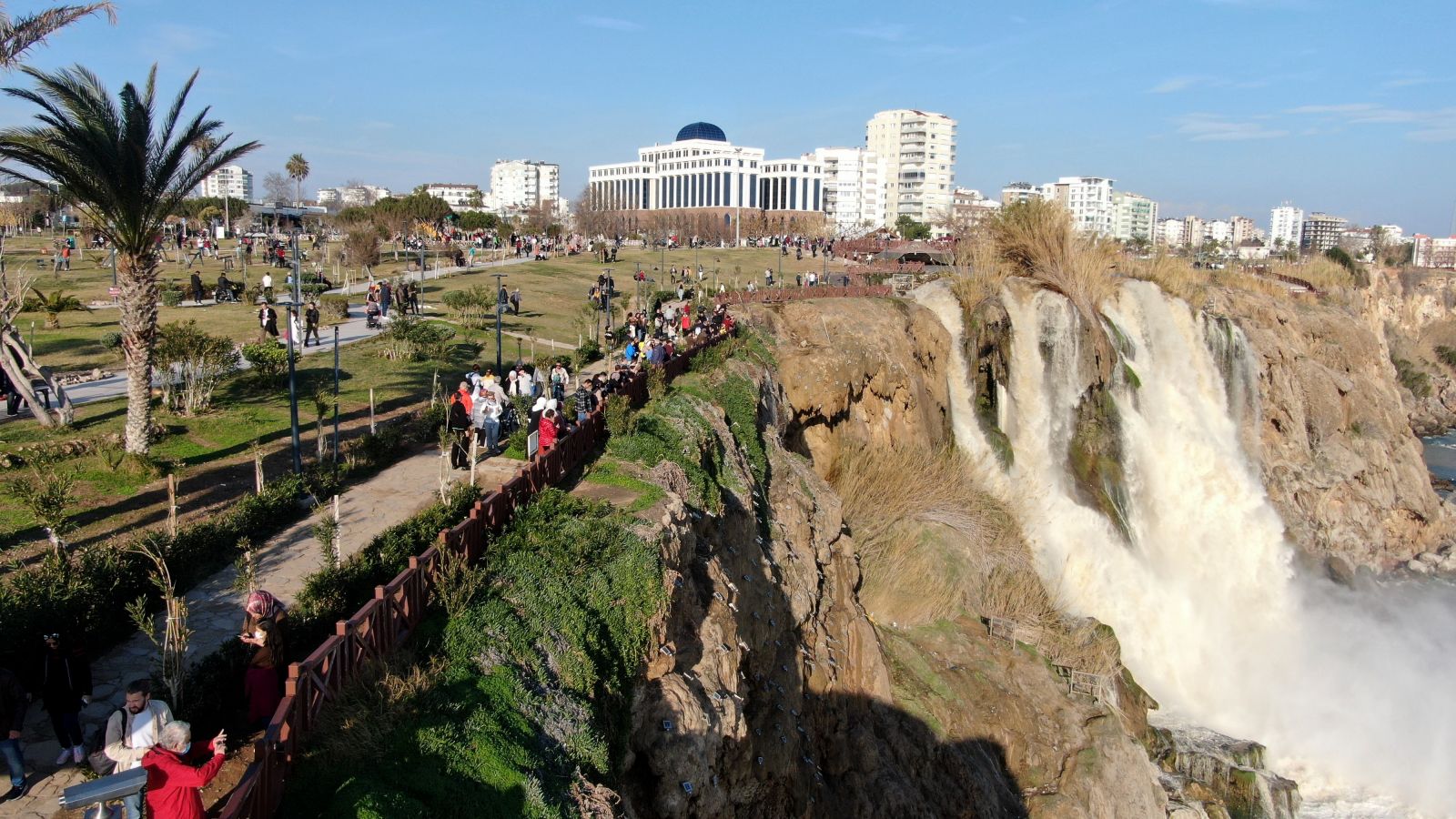 Dünyaca ünlü şelale fırtına sonrası adeta çamur çağladı! Dünyaca ünlü şelale fırtına sonrası adeta çamur çağladı!
