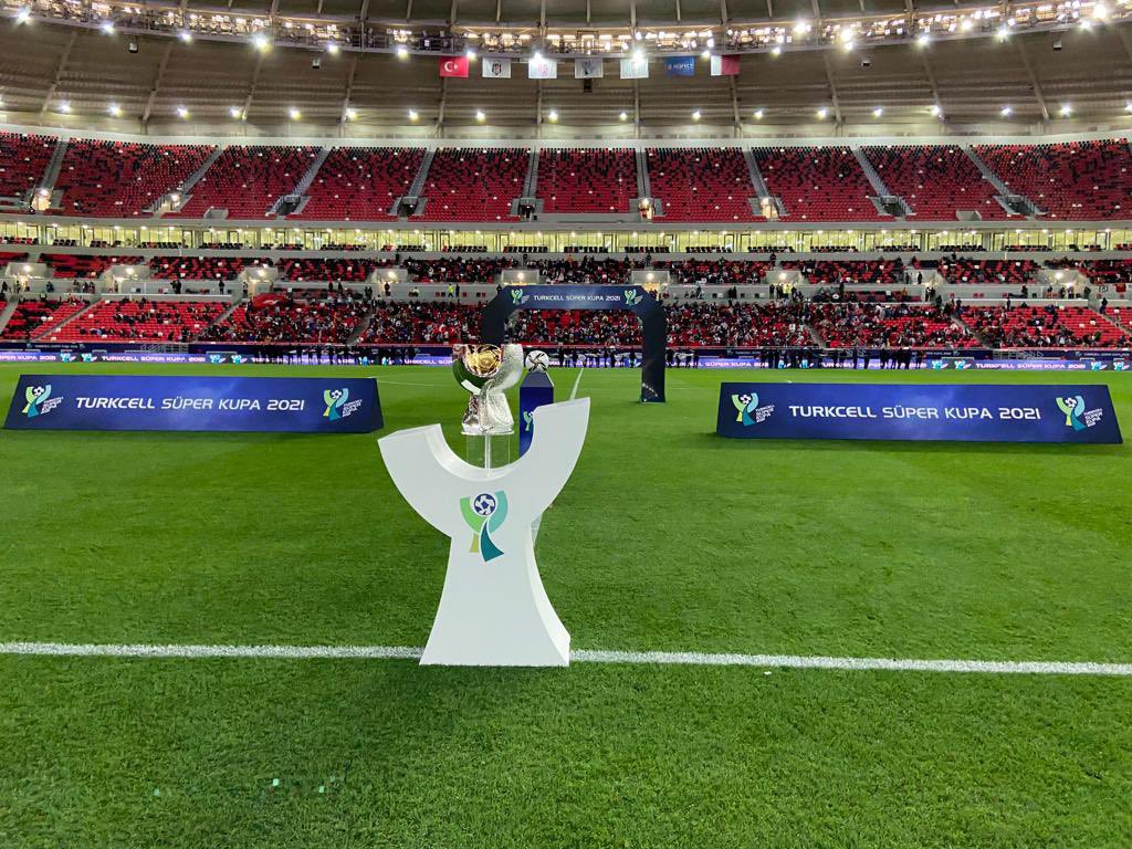 Katar'da Süper Kupa'yı Beşiktaş kaldırdı Katar'da Süper Kupa'yı Beşiktaş kaldırdı