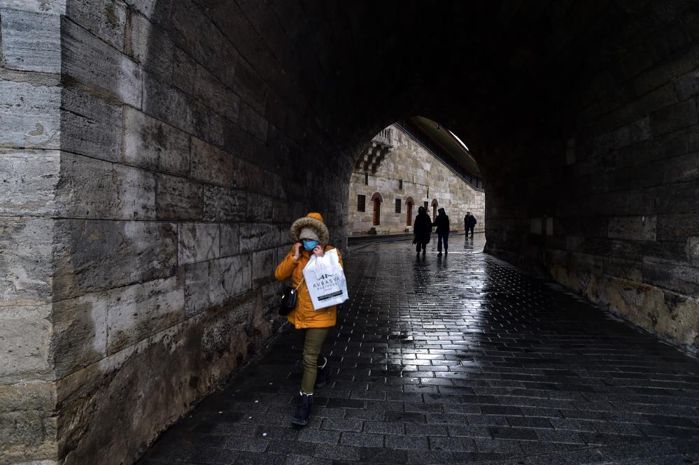 İstanbul'u soğuk hava vurdu, vatandaş yolda yürümekte güçlük çekti