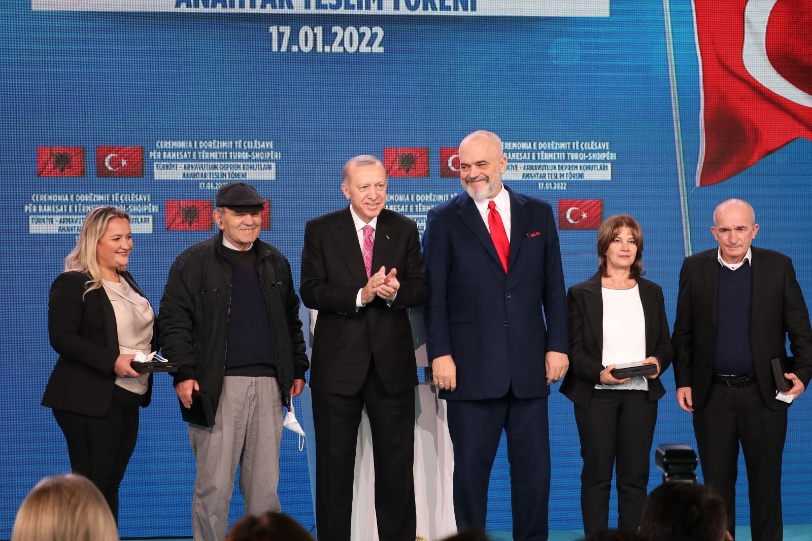 Cumhurbaşkanı Erdoğan Arnavutluk'tan seslendi: Yardıma koşan ilk ülke Türkiye oldu Cumhurbaşkanı Erdoğan Arnavutluk'tan seslendi: Yardıma koşan ilk ülke Türkiye oldu