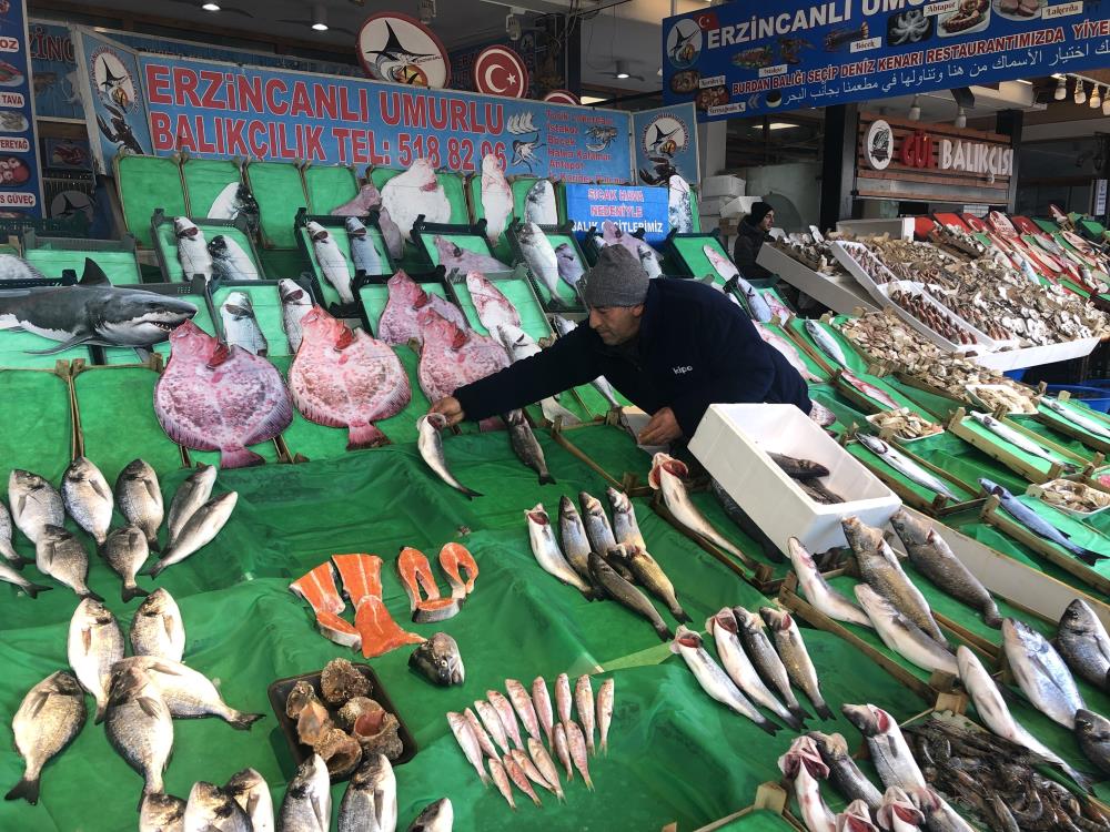 Olumsuz hava tezgahları boş bıraktı, hamsinin fiyatı el yaktı