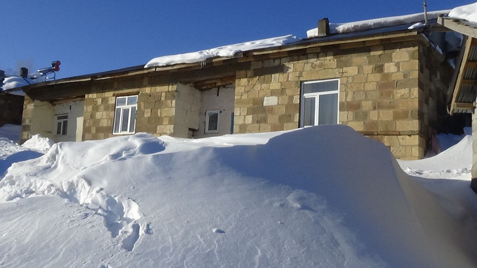 Tipi ve fırtına vurdu, hayat durdu: Evlerden tünel kazarak çıktılar Tipi ve fırtına vurdu, hayat durdu: Evlerden tünel kazarak çıktılar