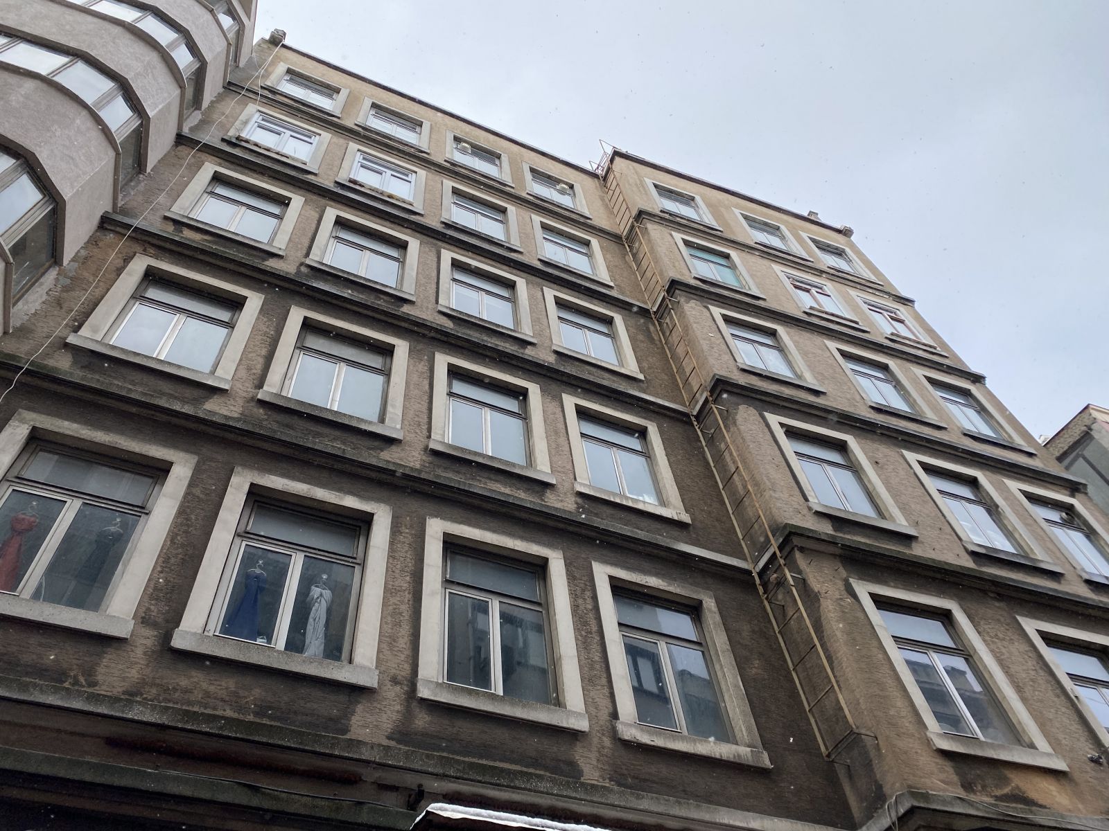 Eminönü'nde tarihi handa akıl almaz hırsızlık: 30 dükkanı soydular