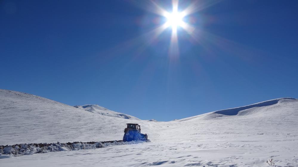 Kar kalınlığı 2 metreye ulaştı, köylere ulaşım 15 gün sonra açıldı Kar kalınlığı 2 metreye ulaştı, köylere ulaşım 15 gün sonra açıldı