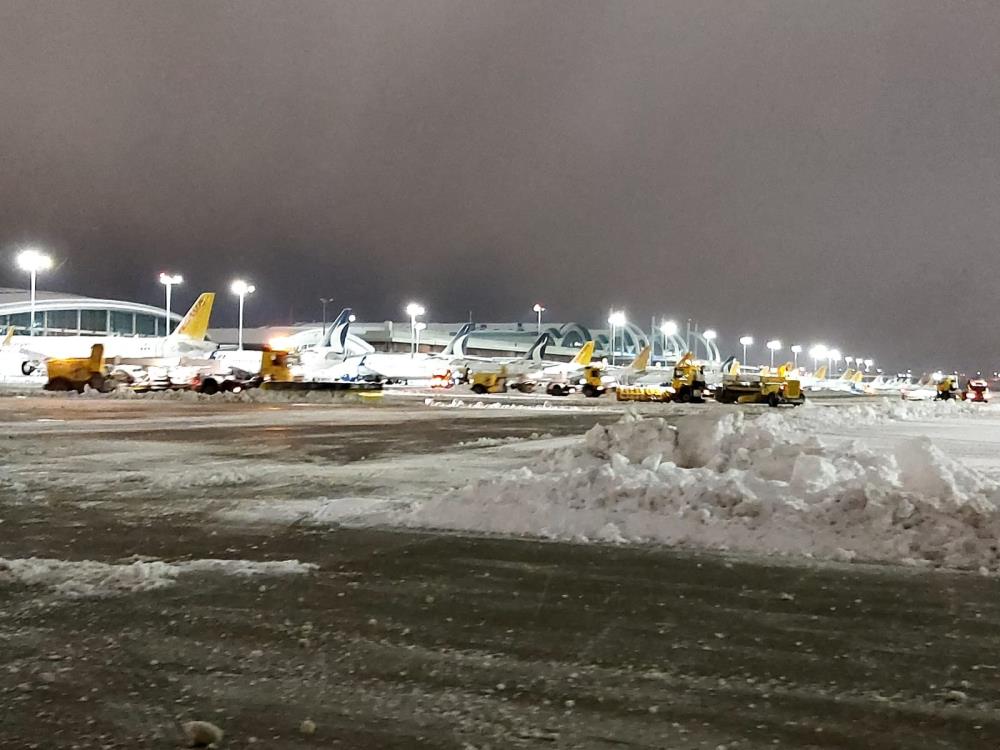 İstanbul Havalimanı’nda pistlerden biri açıldı, 23 saat sonra ilk uçak indi