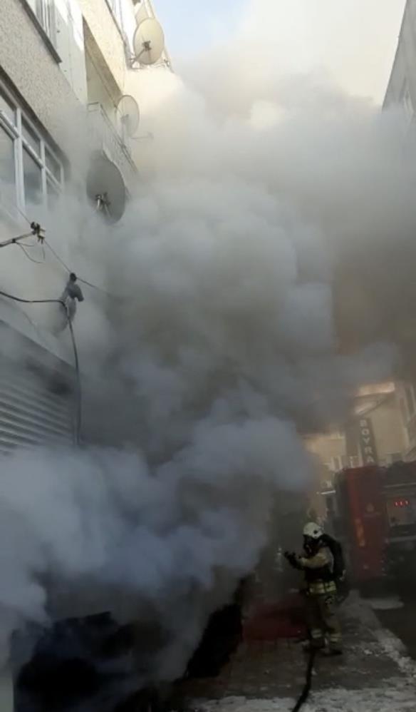 Fatih’te çanta imalathanesinde yangın, bina boşaltıldı