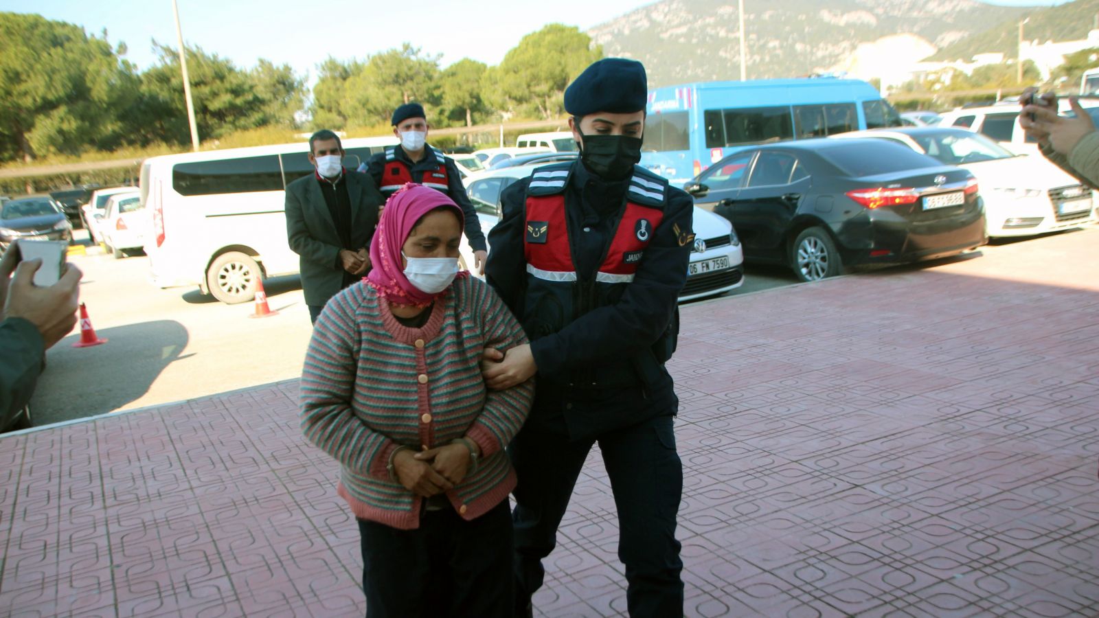 17 yaşındaki Gamze'yi son yolculuğuna ablası uğurladı 17 yaşındaki Gamze'yi son yolculuğuna ablası uğurladı