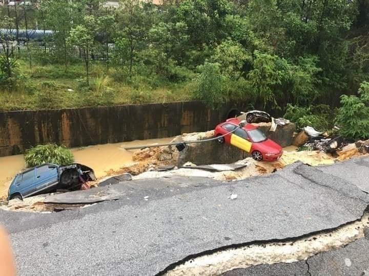 Malezya’da meydana gelen heyelanda yol çöktü Malezya’da meydana gelen heyelanda yol çöktü