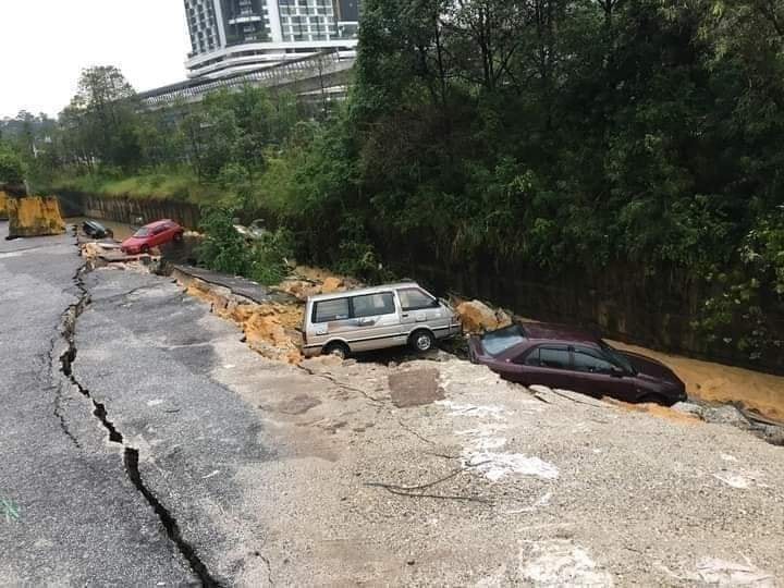Malezya’da meydana gelen heyelanda yol çöktü Malezya’da meydana gelen heyelanda yol çöktü