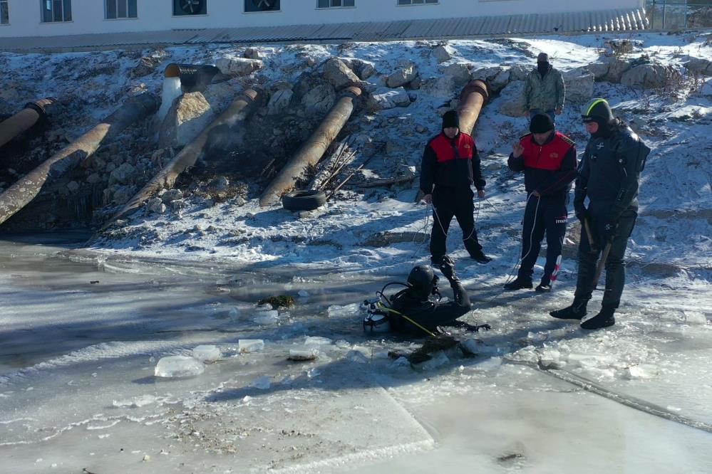Eğirdir Gölü’nde -17 derecede buzları kırıp dalış yaptılar Eğirdir Gölü’nde -17 derecede buzları kırıp dalış yaptılar