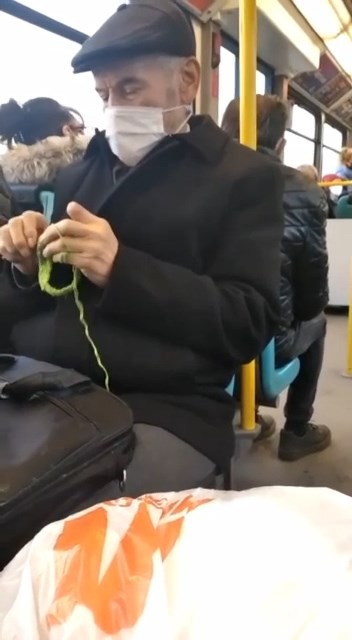 Belediye otobüsünde oturup örgü ördü: Yaşlı amcayı görenler gözlerine inanamadı