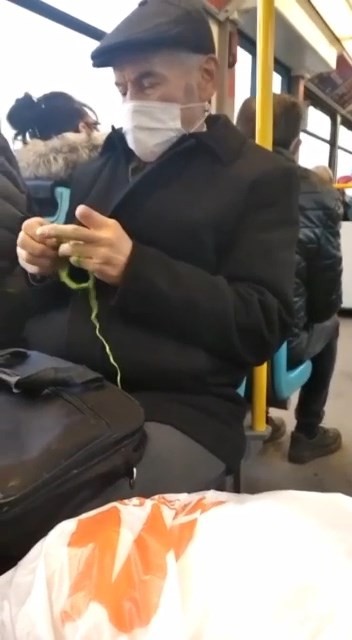 Belediye otobüsünde oturup örgü ördü: Yaşlı amcayı görenler gözlerine inanamadı