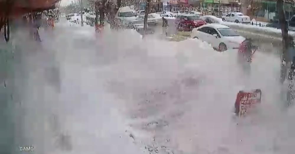 Esnaf çatıdan düşen buz kütlesinden son anda kurtuldu