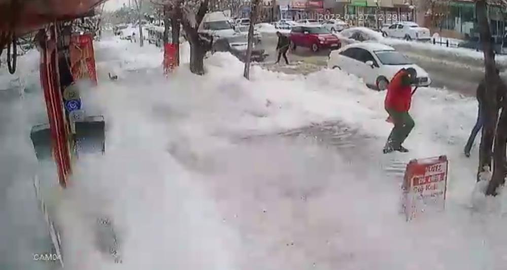 Esnaf çatıdan düşen buz kütlesinden son anda kurtuldu