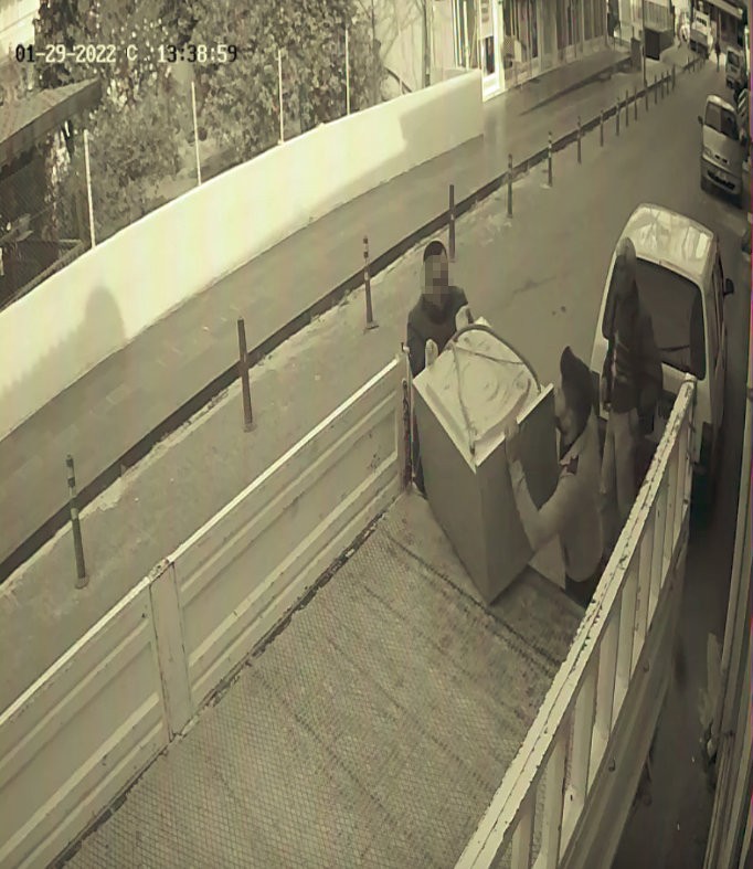 Böyle hırsızlık görülmedi: Nakliyeci kiralayıp komşu esnafa eşya taşıttı