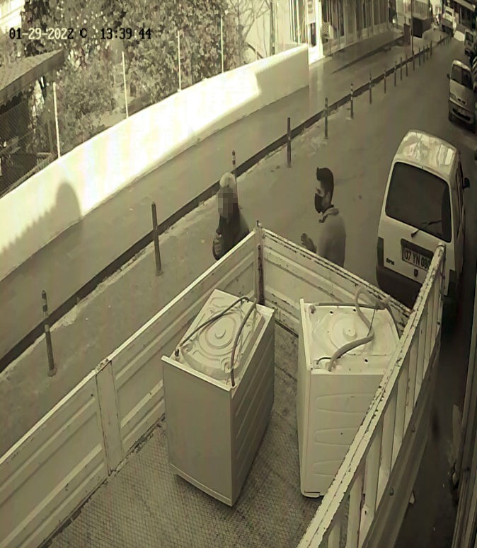 Böyle hırsızlık görülmedi: Nakliyeci kiralayıp komşu esnafa eşya taşıttı