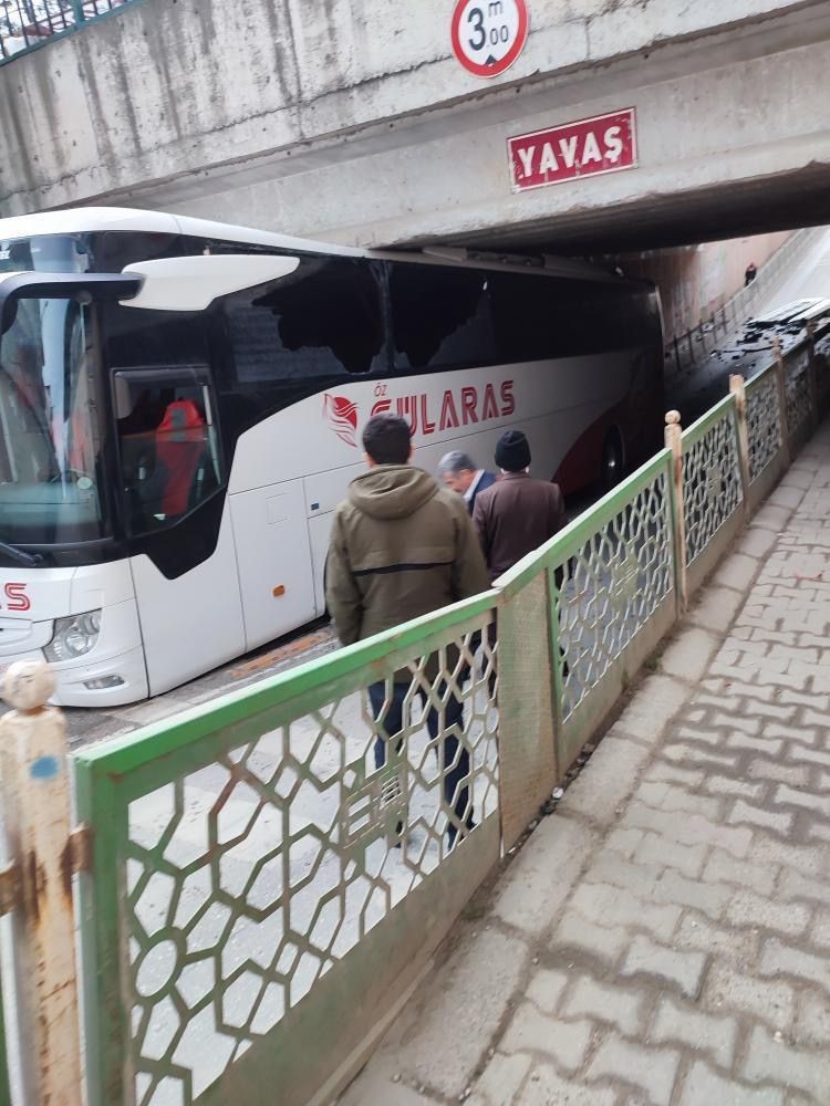 Yolcu otobüsü alt geçitte sıkıştı