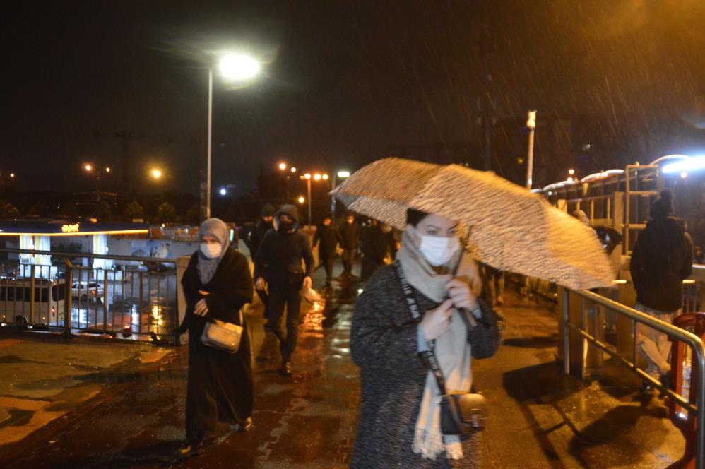 İstanbul'da yağmur etkili oluyor, trafik yüzde 50'yi geçti İstanbul'da yağmur etkili oluyor, trafik yüzde 50'yi geçti