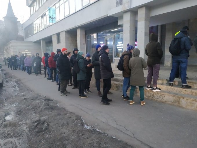 Ruslar bankamatiklerin önünde uzun kuyruklar oluşturdu