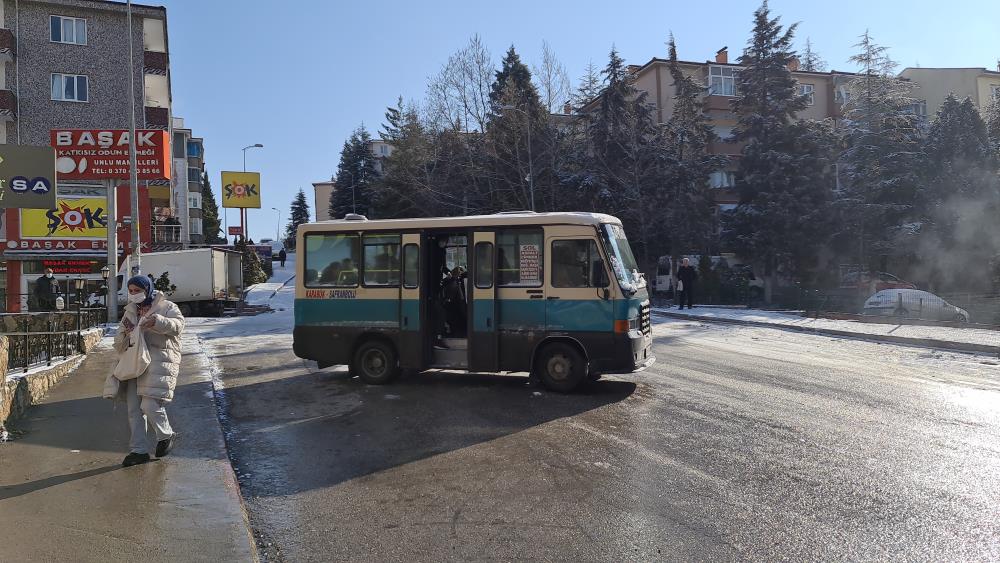 Yollar buz pistine döndü, kazalar ardı ardına geldi Yollar buz pistine döndü, kazalar ardı ardına geldi