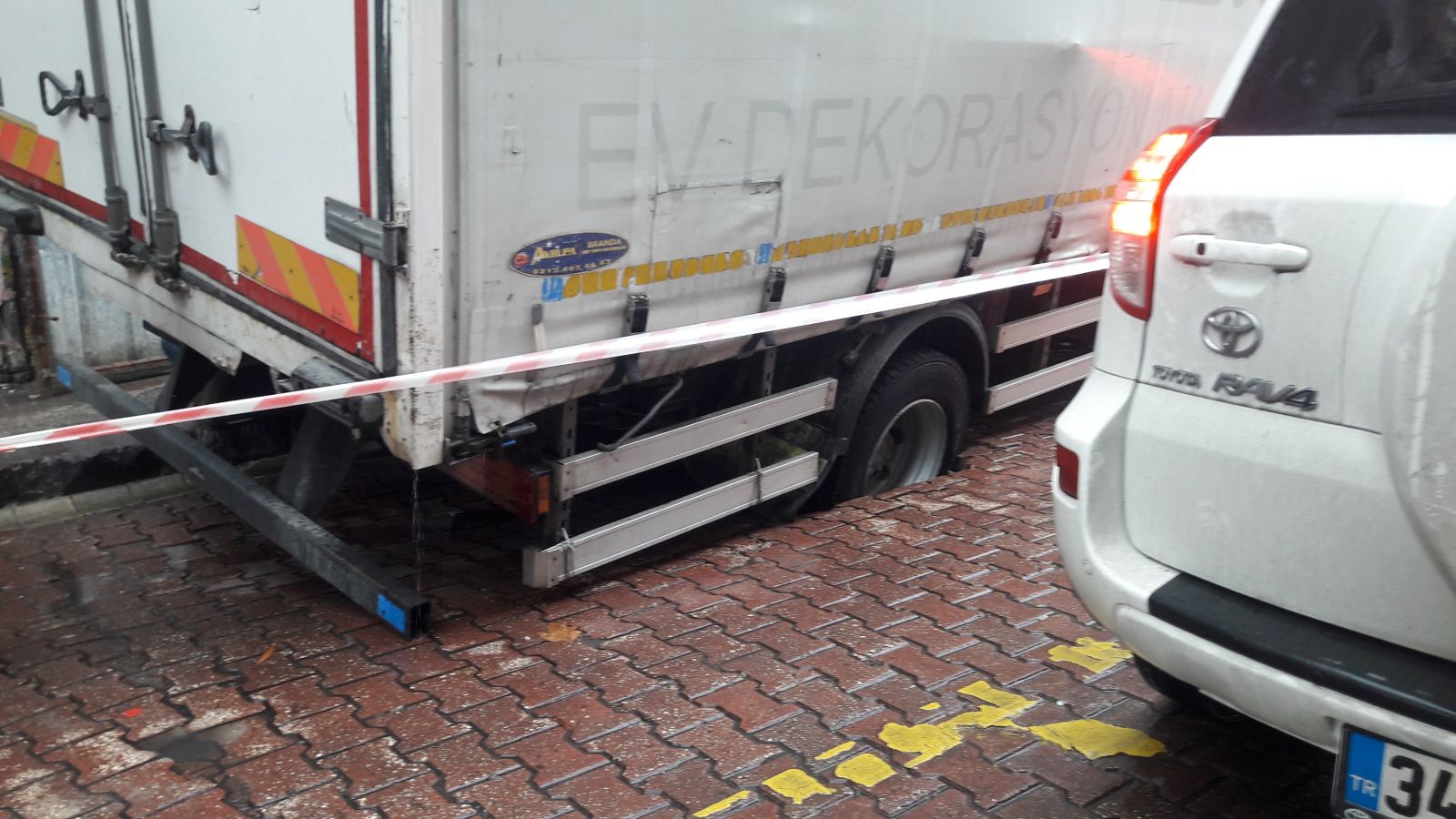Beşiktaş'ta yol çöktü! Kamyonet içine düştü