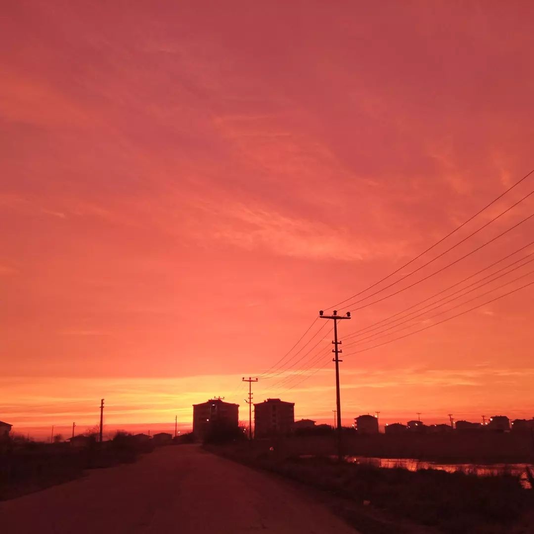 Gökyüzü kızıla büründü, görenler şaşkına döndü