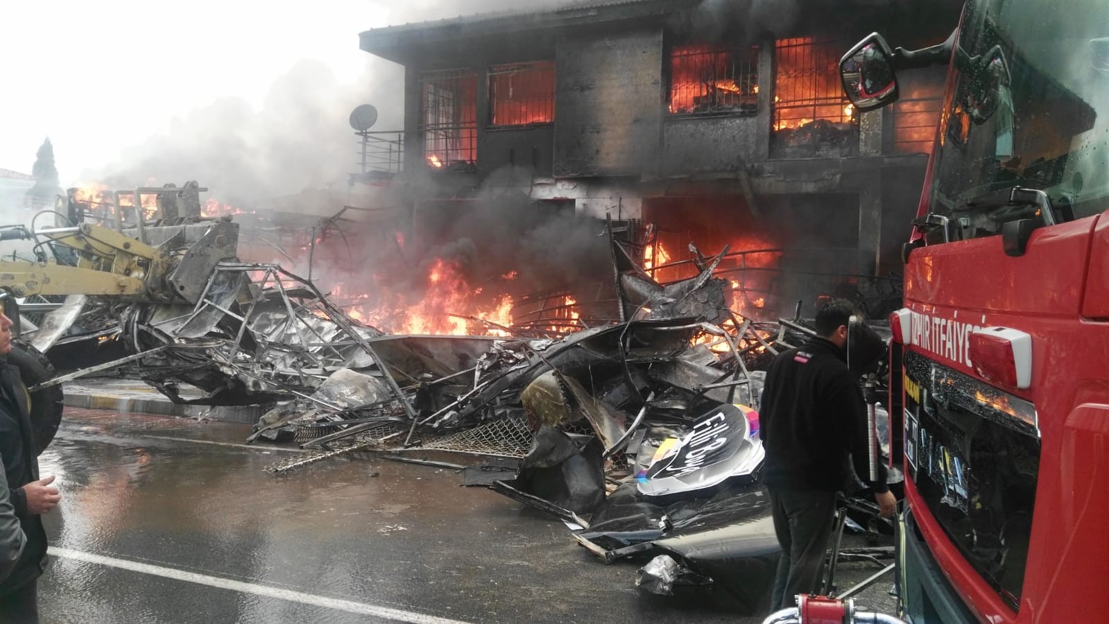 Çeşme'de korkutan yangın... Onlarca ekip olay yerinde