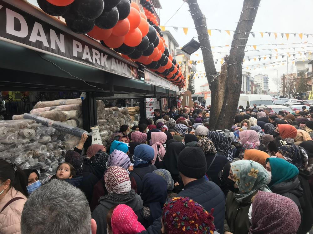 Başkent’te AVM açılışında izdiham! Uygun ürünleri almak için birbirlerini ezdiler Başkent’te AVM açılışında izdiham! Uygun ürünleri almak için birbirlerini ezdiler